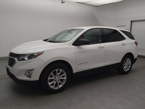 Used 2019 Chevrolet Equinox LS w/ LS Convenience Package AWD/4WD image 2