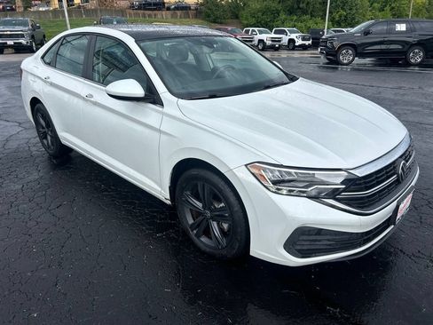 Used 2024 Volkswagen Jetta SE w/ Panoramic Sunroof Package FWD image 3