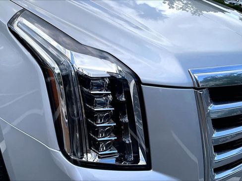 Used 2019 Cadillac Escalade ESV Luxury AWD/4WD image 28