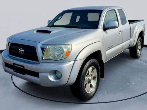 Used 2005 Toyota Tacoma Pickup 4D 6 ft image 2