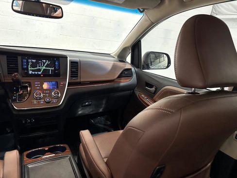 Used 2017 Toyota Sienna Limited FWD image 62