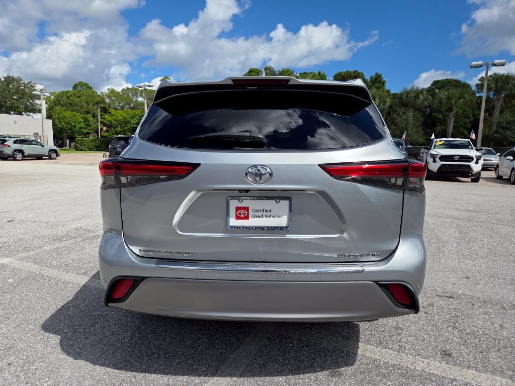 Certified 2022 Toyota Highlander Platinum FWD image 10