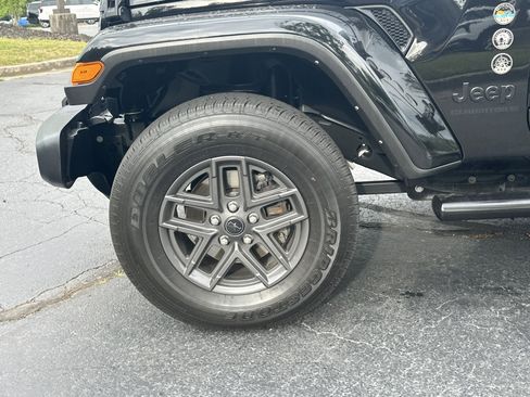 Used 2024 Jeep Gladiator Sport AWD/4WD image 11