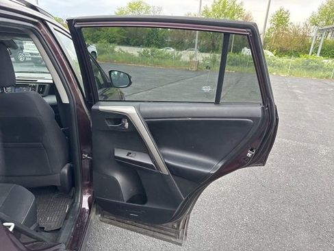 Used 2018 Toyota RAV4 XLE AWD/4WD image 22