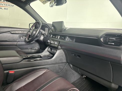 Used 2025 Honda Pilot Black Edition image 32