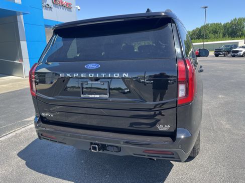Used 2025 Ford Expedition Active AWD/4WD image 6