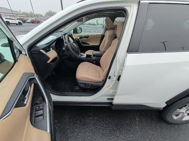 Used 2025 Toyota RAV4 XLE w/ Convenience Package FWD image 12