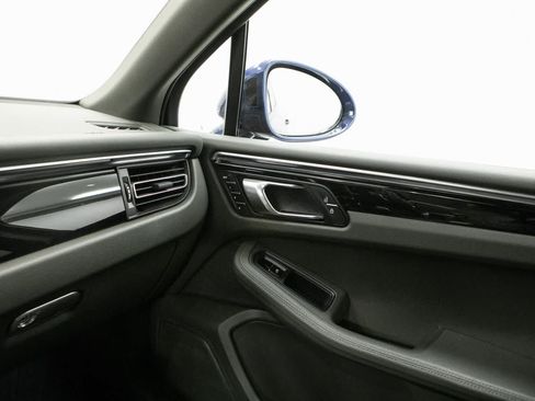 Certified 2023 Porsche Macan AWD/4WD image 29