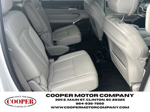Used 2024 Jeep Wagoneer L Series II w/ Flexible Seating Group RWD image 15