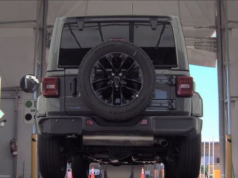Used 2025 Jeep Wrangler Unlimited Sahara AWD/4WD image 3