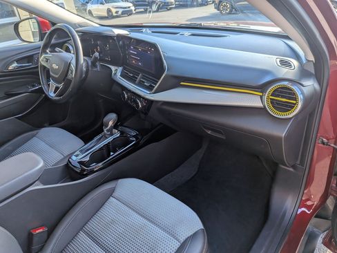 Used 2024 Chevrolet Trax LT w/ Driver Confidence Package FWD image 33