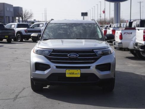 Used 2024 Ford Explorer XLT image 3