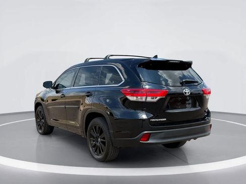 Used 2018 Toyota Highlander SE FWD image 3