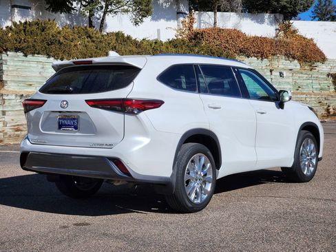 Used 2023 Toyota Highlander Limited image 3