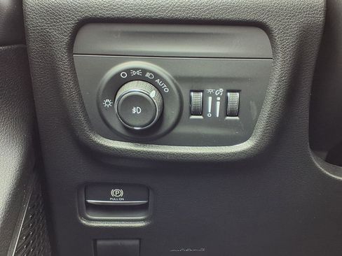 Used 2025 Jeep Grand Cherokee Limited image 17