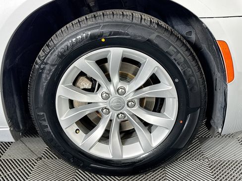 Used 2020 Chrysler 300 Touring image 31