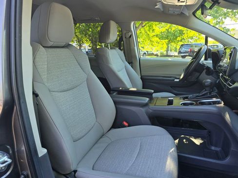 Used 2024 Toyota Sienna LE AWD/4WD image 13