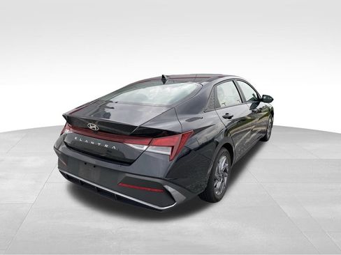 Used 2024 Hyundai Elantra SEL FWD image 13