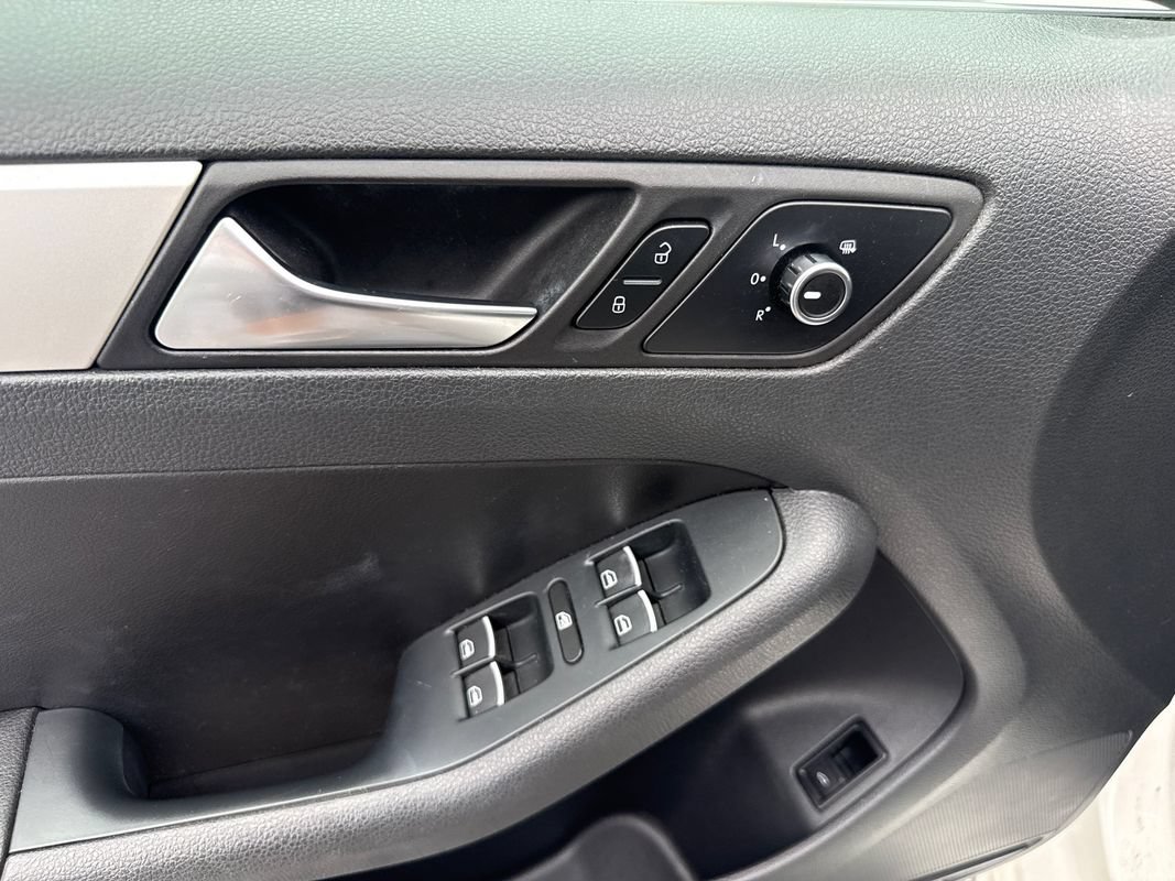 Used 2013 Volkswagen Jetta SE FWD image 16