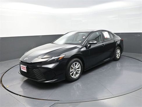 Used 2025 Toyota Camry LE image 3