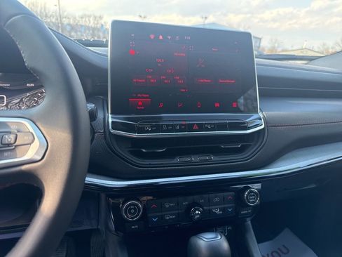 Used 2025 Jeep Compass Trailhawk image 24