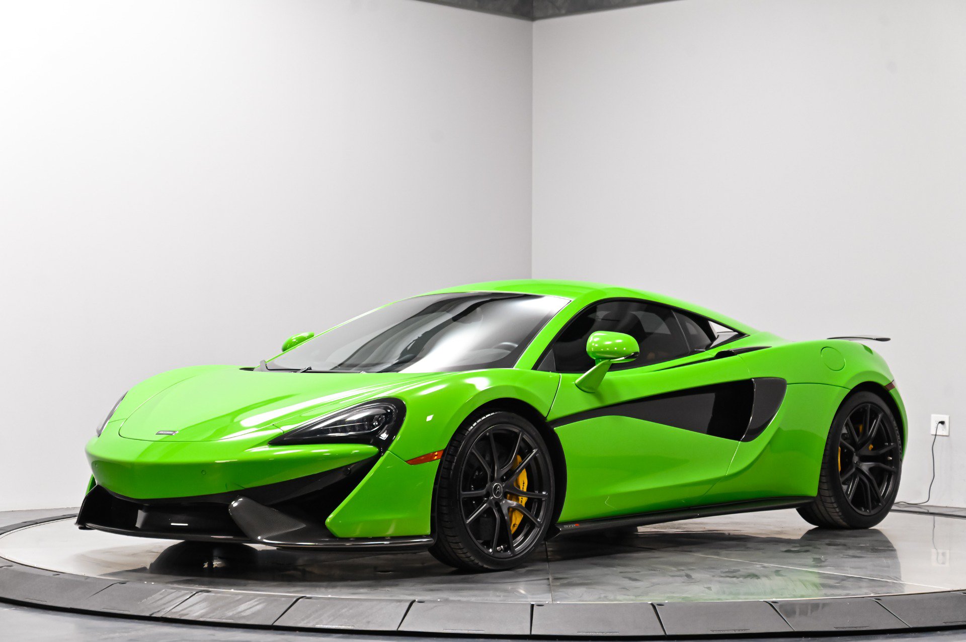 Used 2016 McLaren 570S Coupe RWD image 2