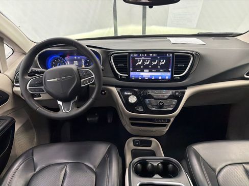 Used 2023 Chrysler Pacifica Touring-L FWD image 24