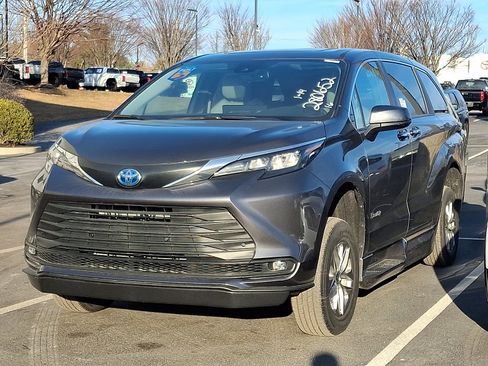 Used 2025 Toyota Sienna XLE image 2