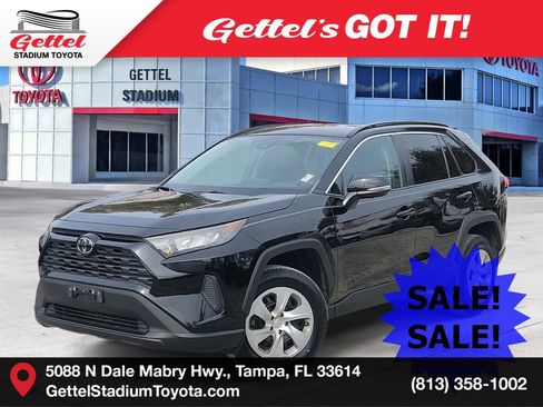 Used 2021 Toyota RAV4 LE image 1