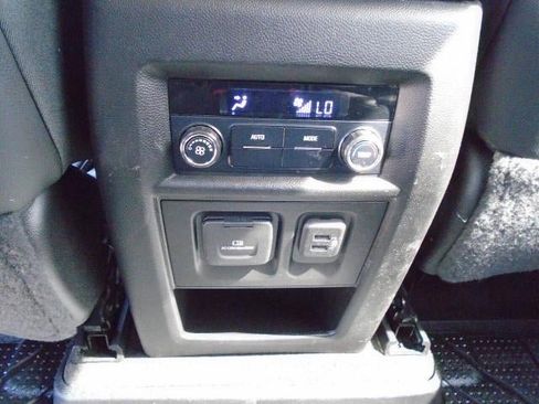 Used 2019 Chevrolet Traverse LT w/ LT Premium Package AWD/4WD image 21