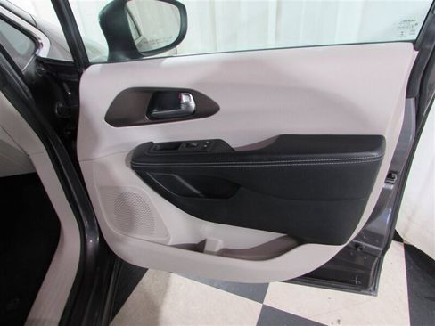 Used 2021 Chrysler Voyager Lxi image 82