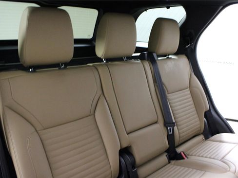 Used 2025 Land Rover Discovery Dynamic SE AWD/4WD image 13