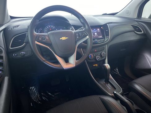 Used 2020 Chevrolet Trax LT w/ LT Convenience Package FWD image 2