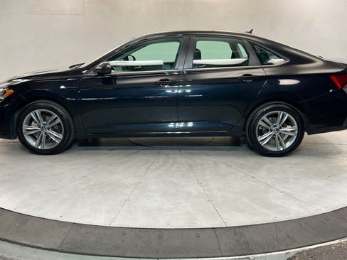 Used 2024 Volkswagen Jetta SE FWD image 2