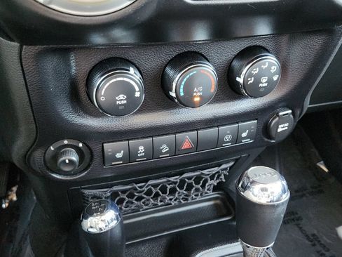 Used 2015 Jeep Wrangler Unlimited Rubicon w/ Connectivity Group AWD/4WD image 12