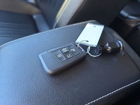 Used 2024 Volkswagen Tiguan SE image 29