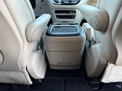 Used 2017 Chrysler Pacifica Limited w/ UConnect Theater Package FWD image 22