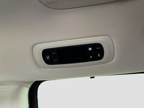 Used 2018 Chrysler Pacifica Touring-L FWD image 26
