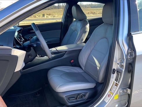 Used 2019 Toyota Avalon Limited image 7