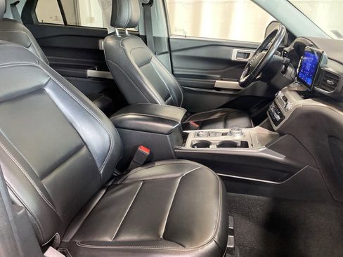 Used 2022 Ford Explorer XLT w/ Equipment Group 202A image 8