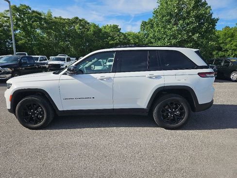 Used 2024 Jeep Grand Cherokee Altitude AWD/4WD image 4