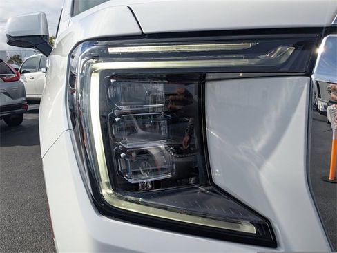 Used 2021 GMC Yukon SLT w/ SLT Premium Package image 10