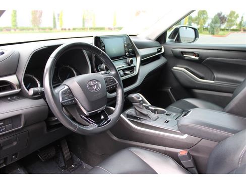 Used 2021 Toyota Highlander XLE AWD/4WD image 9