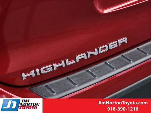 Used 2025 Toyota Highlander XLE FWD image 13