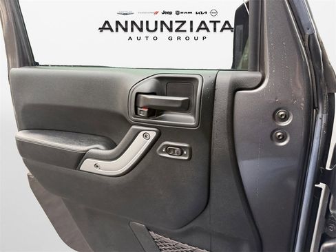 Used 2017 Jeep Wrangler Unlimited Rubicon image 28