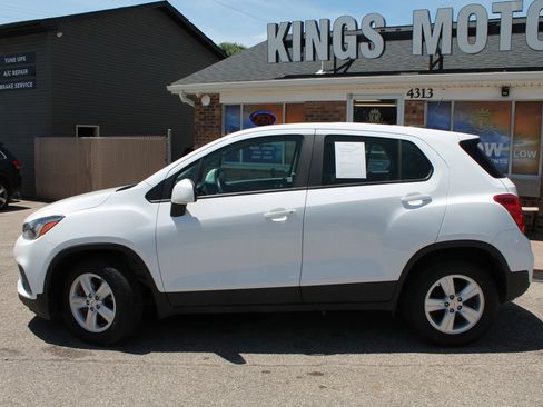 Used 2020 Chevrolet Trax LS FWD image 2