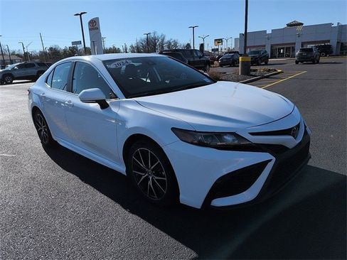 Certified 2024 Toyota Camry SE image 1