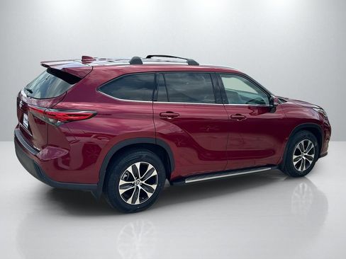 Used 2021 Toyota Highlander XLE AWD/4WD image 4