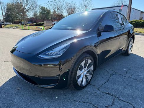 Used 2022 Tesla Model Y Long Range image 10