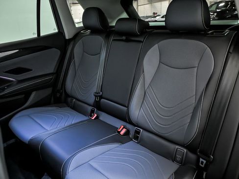 Used 2025 Volkswagen Tiguan SE w/ Panoramic Sunroof Package image 15